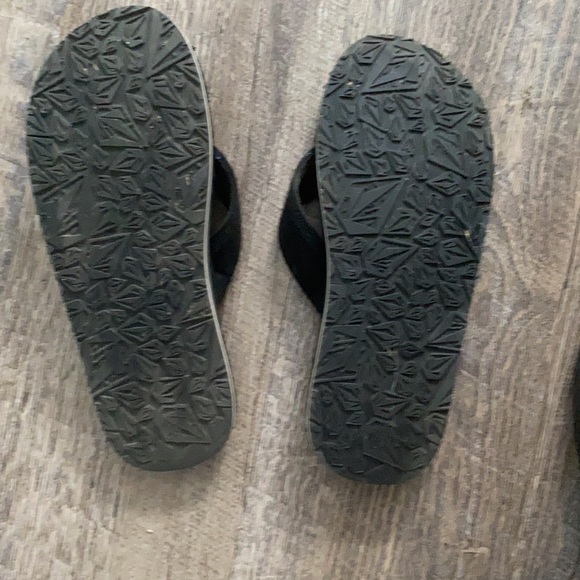 Volcom Kids Flip Flops size 4 black worn twice - Picture 3 of 3